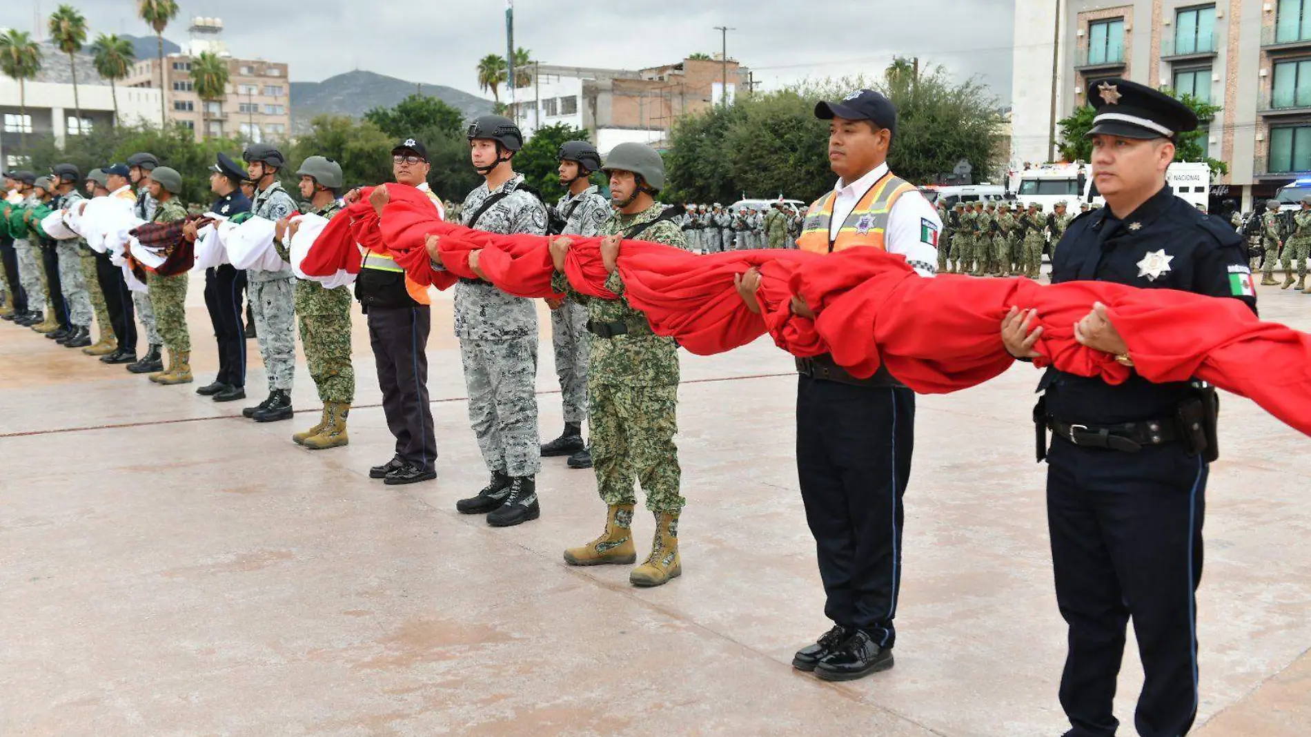 Preside Román Cepeda el izamiento de la bandera y da lectura del Bando Solemne